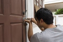 locksmith tech install door locks